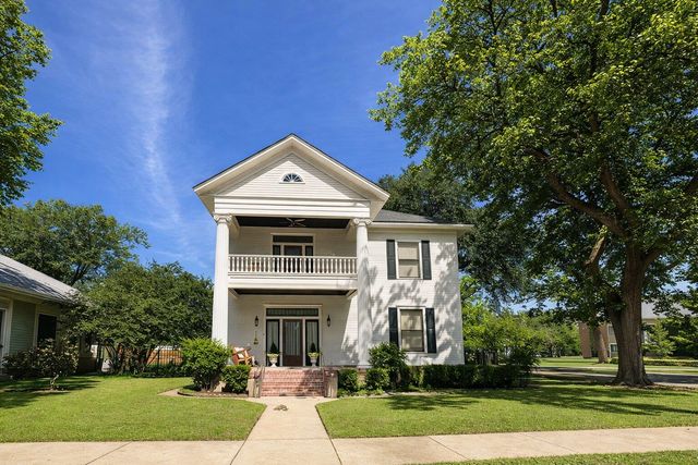 307 Burleson ST, Smithville, TX 78957