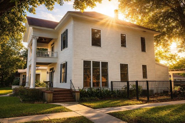 307 Burleson ST, Smithville, TX 78957
