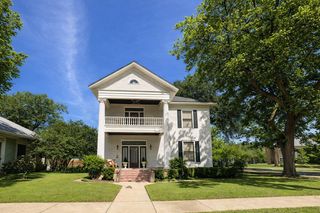 307 Burleson ST, Smithville, TX 78957