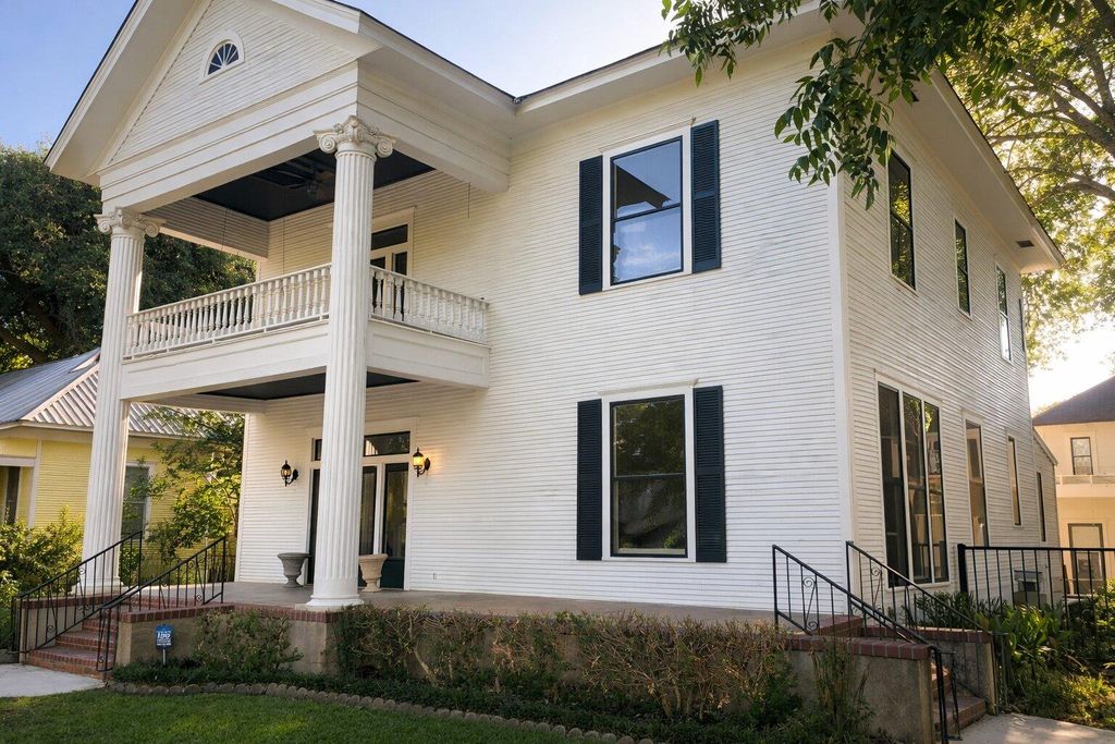 307 Burleson ST, Smithville, TX 78957