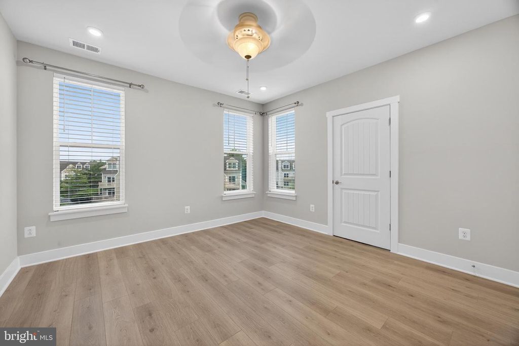 Image 10 of property listing at 212 SWITCHGRASS WAY #34, Chester, MD 21619
