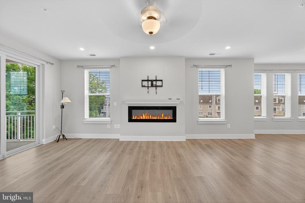 Image 4 of property listing at 212 SWITCHGRASS WAY #34, Chester, MD 21619