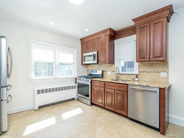 1 Roosevelt Street, Glen Cove, NY 11542