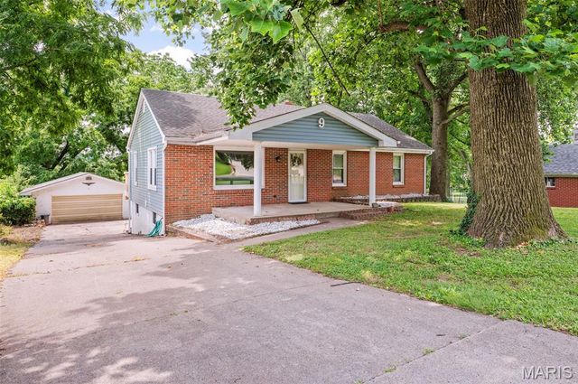9 W Woodland Drive, East Alton, IL 62024