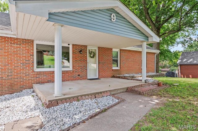 9 W Woodland Drive, East Alton, IL 62024