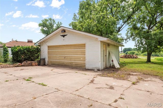 9 W Woodland Drive, East Alton, IL 62024