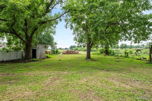 9 W Woodland Drive, East Alton, IL 62024