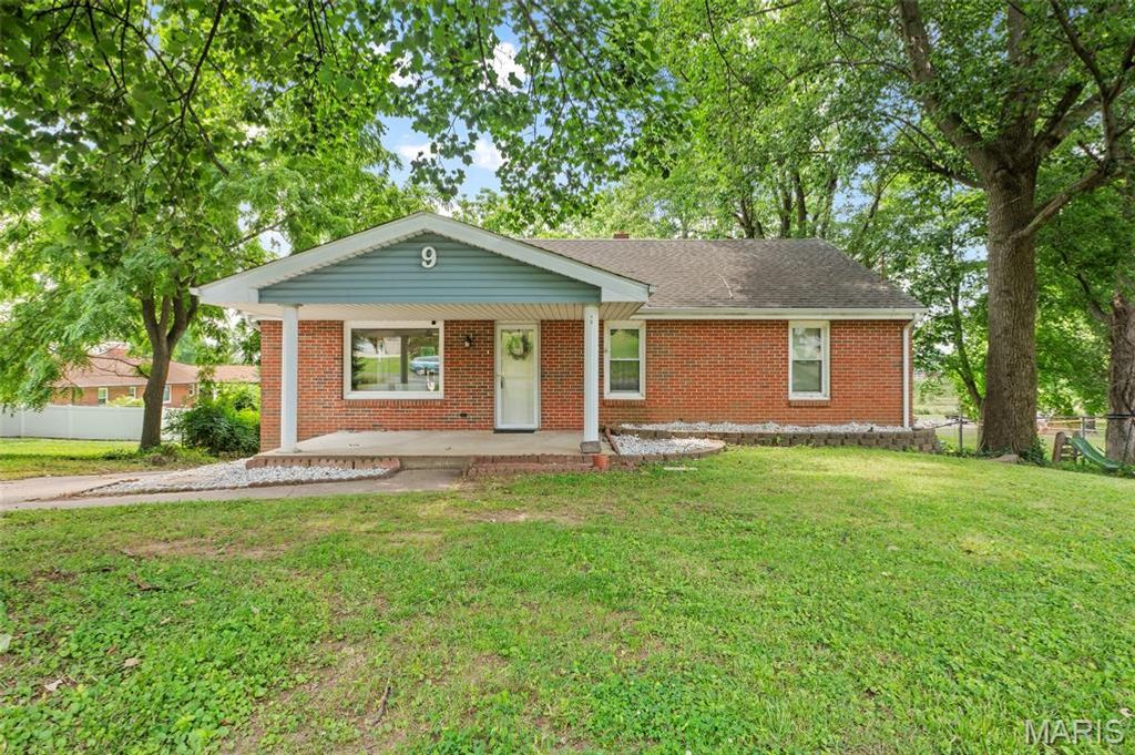 9 W Woodland Drive, East Alton, IL 62024