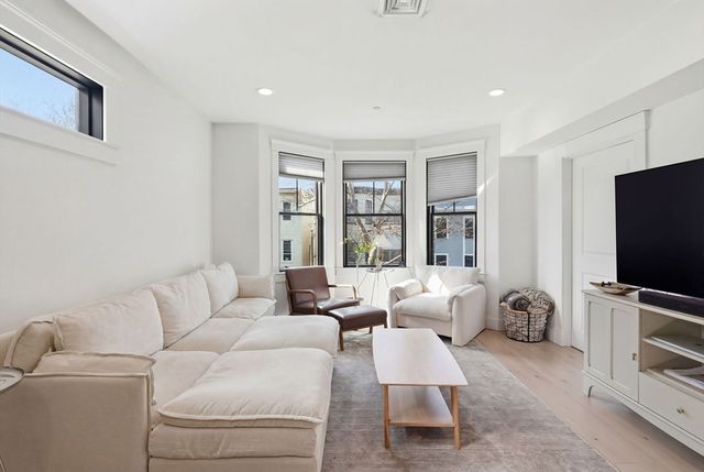 331 Chelsea St 3, Boston, MA 02128