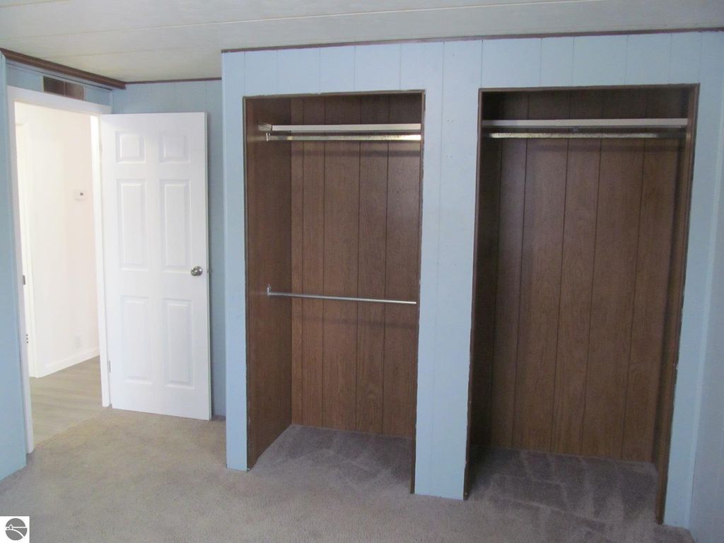 Image 12 of property listing at 21024 Meceola Road, Paris, MI 49338