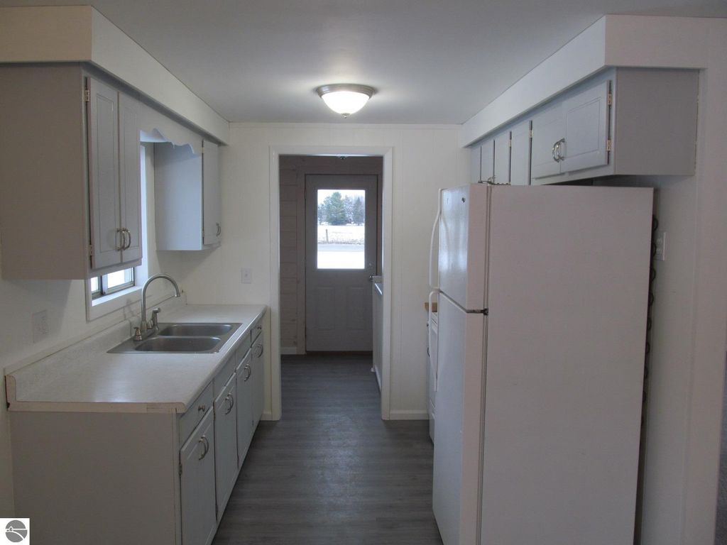 Image 2 of property listing at 21024 Meceola Road, Paris, MI 49338