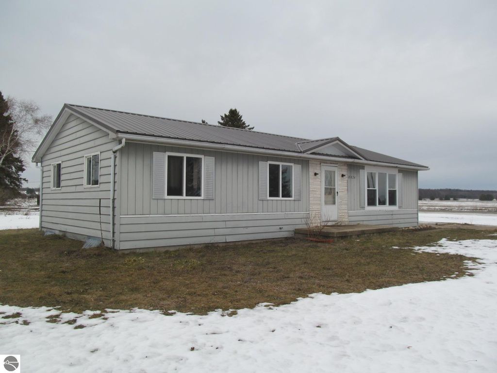 Image 21 of property listing at 21024 Meceola Road, Paris, MI 49338