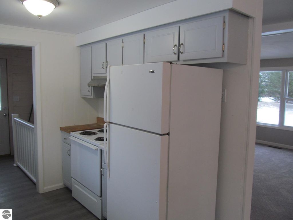 Image 4 of property listing at 21024 Meceola Road, Paris, MI 49338