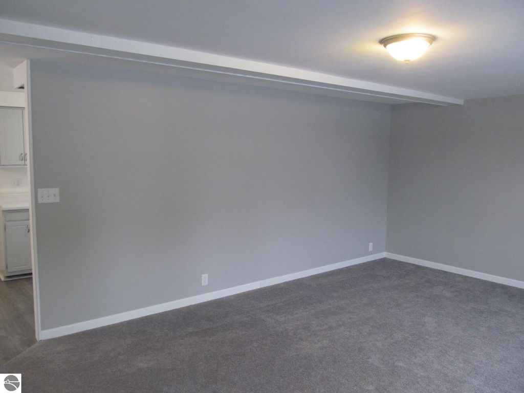 Image 5 of property listing at 21024 Meceola Road, Paris, MI 49338