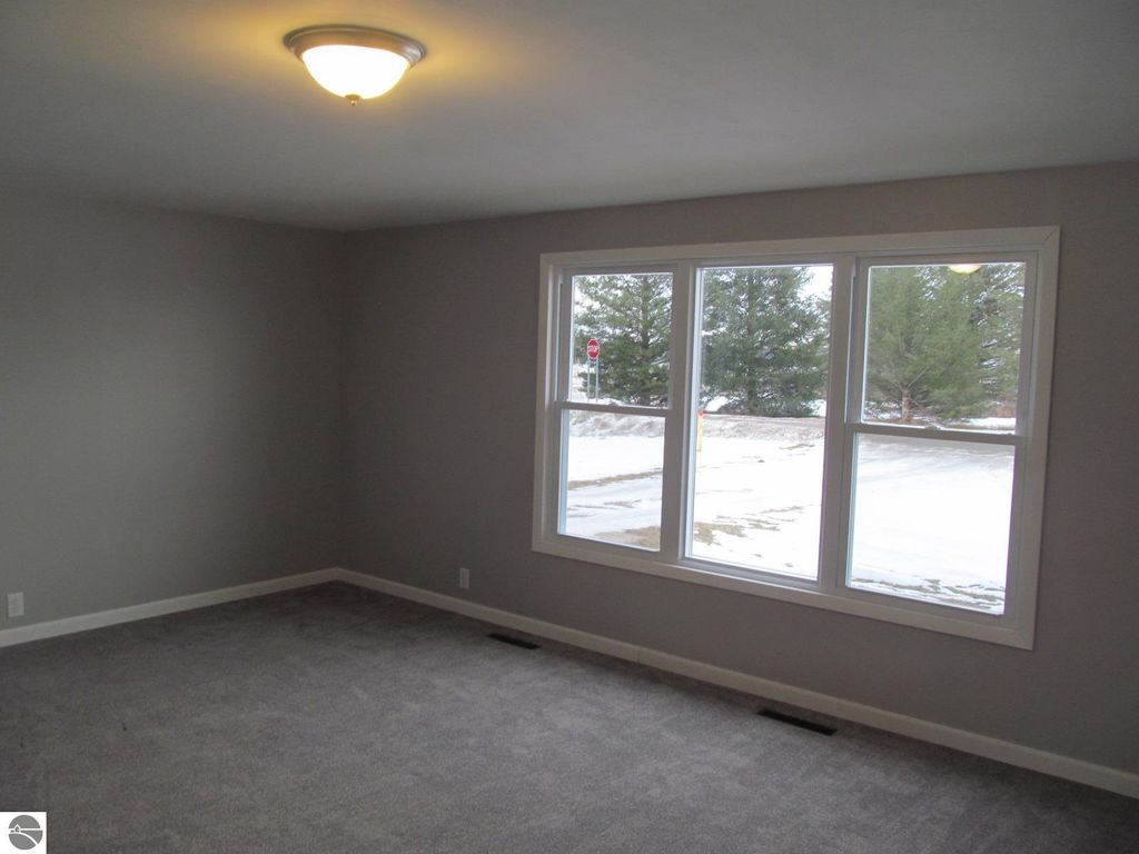 Image 6 of property listing at 21024 Meceola Road, Paris, MI 49338