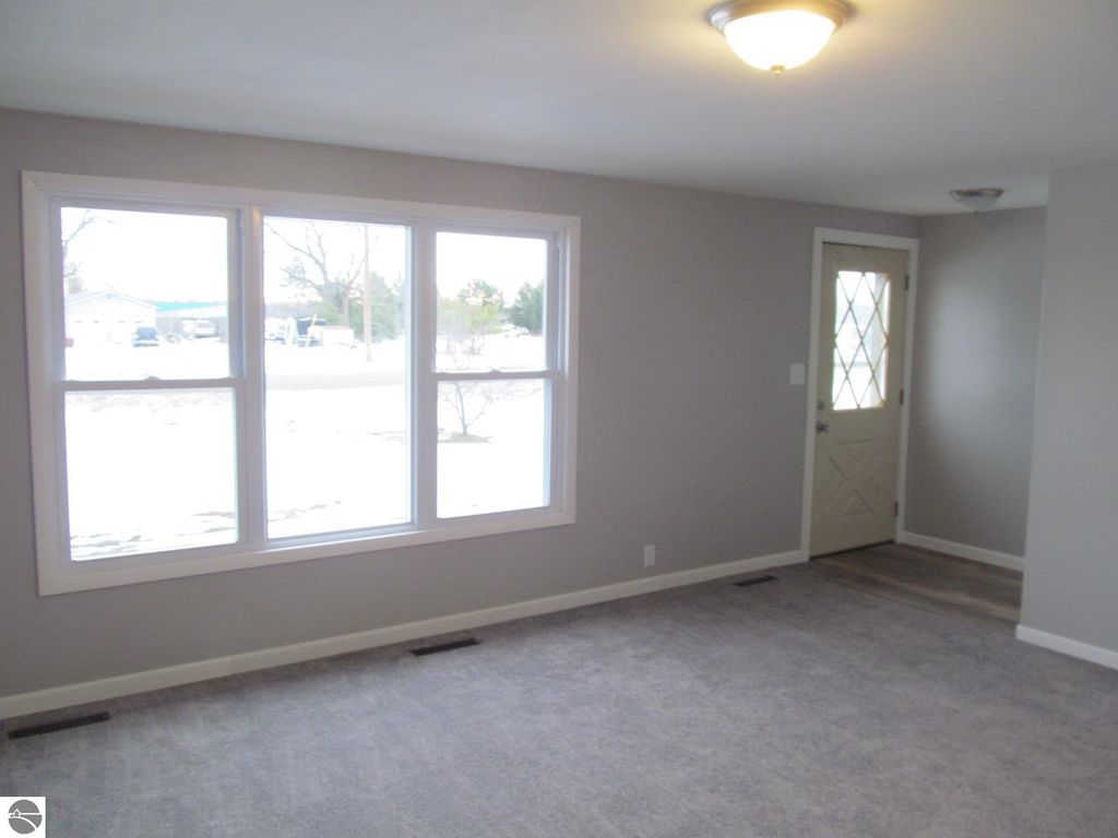 Image 7 of property listing at 21024 Meceola Road, Paris, MI 49338