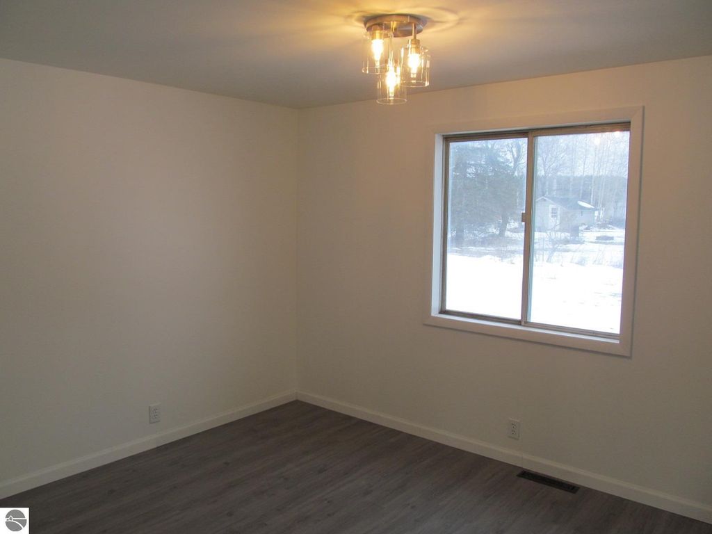 Image 9 of property listing at 21024 Meceola Road, Paris, MI 49338