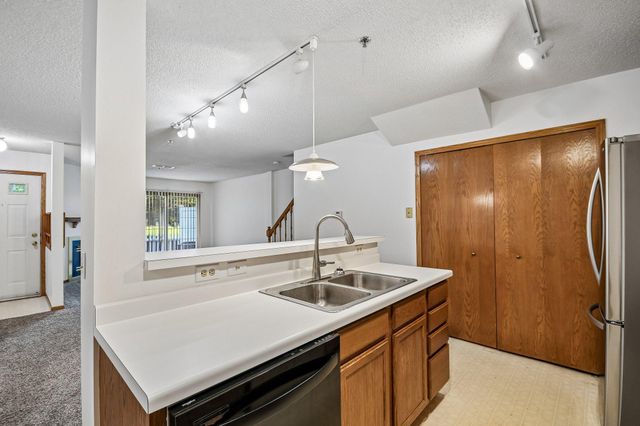 2580 Bedford Court 16, Mendota Heights, MN 55120
