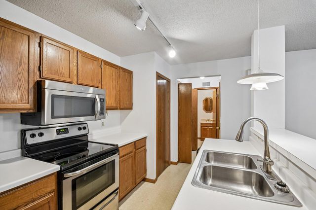 2580 Bedford Court 16, Mendota Heights, MN 55120