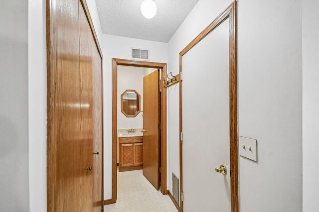 2580 Bedford Court 16, Mendota Heights, MN 55120