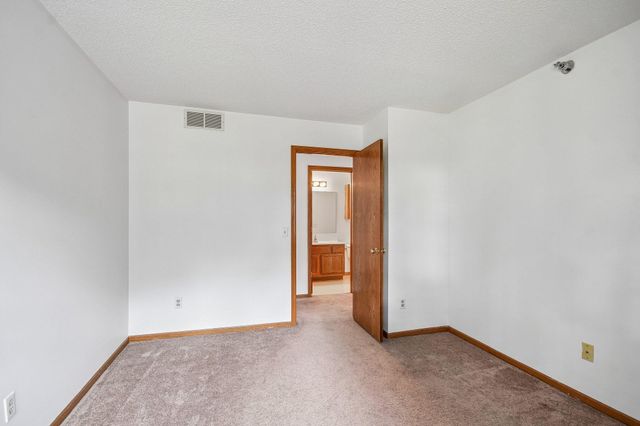 2580 Bedford Court 16, Mendota Heights, MN 55120