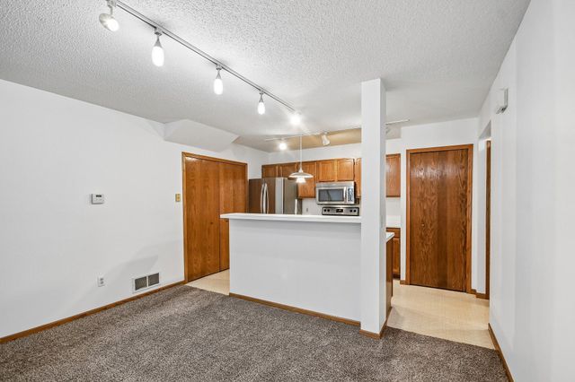 2580 Bedford Court 16, Mendota Heights, MN 55120