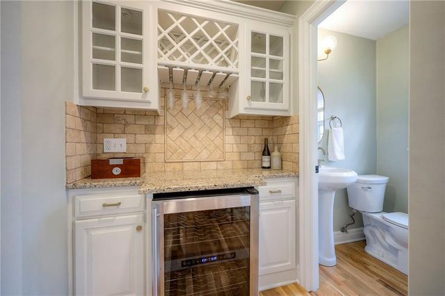 8025 Tomahawk Road, Prairie Village, KS 66208