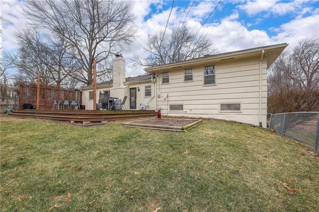 8025 Tomahawk Road, Prairie Village, KS 66208