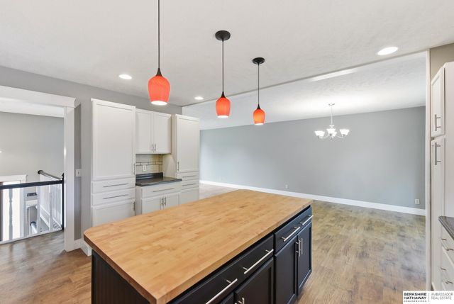 818 Redwood Lane, Papillion, NE 68046