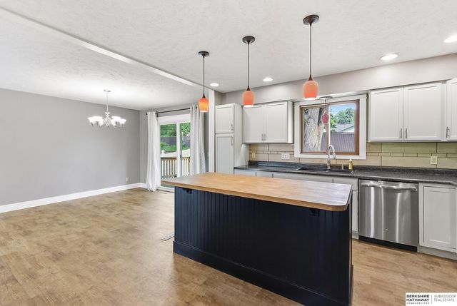 818 Redwood Lane, Papillion, NE 68046