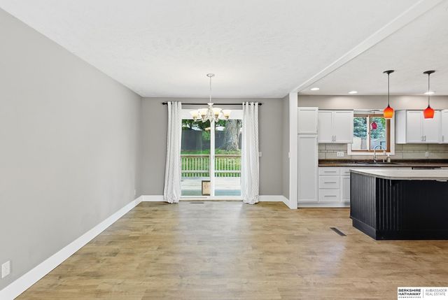 818 Redwood Lane, Papillion, NE 68046