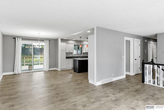 818 Redwood Lane, Papillion, NE 68046