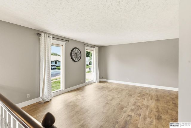 818 Redwood Lane, Papillion, NE 68046