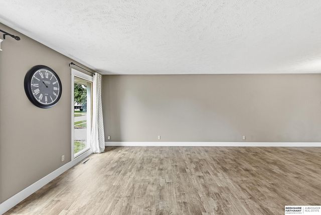 818 Redwood Lane, Papillion, NE 68046