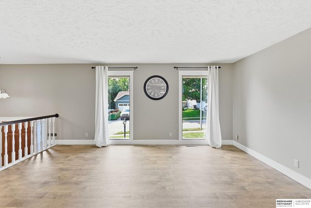 818 Redwood Lane, Papillion, NE 68046