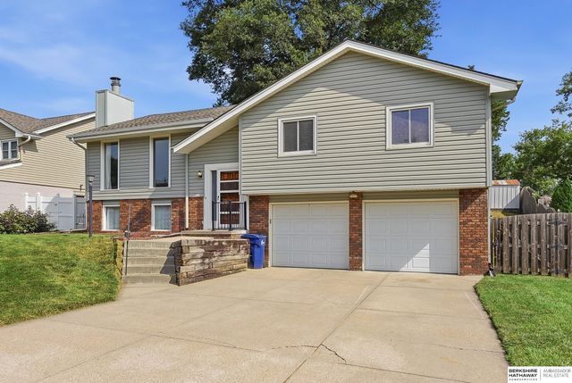 818 Redwood Lane, Papillion, NE 68046