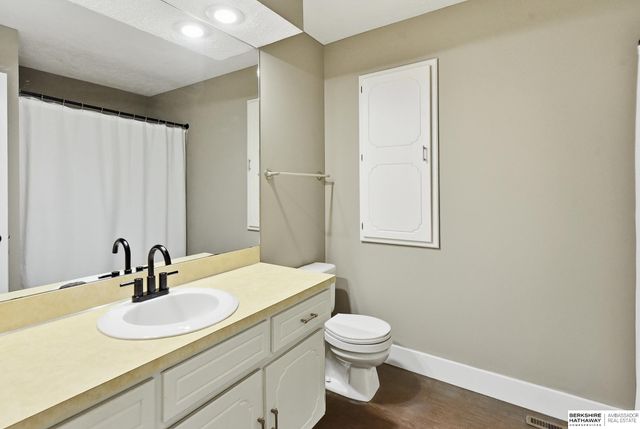 818 Redwood Lane, Papillion, NE 68046