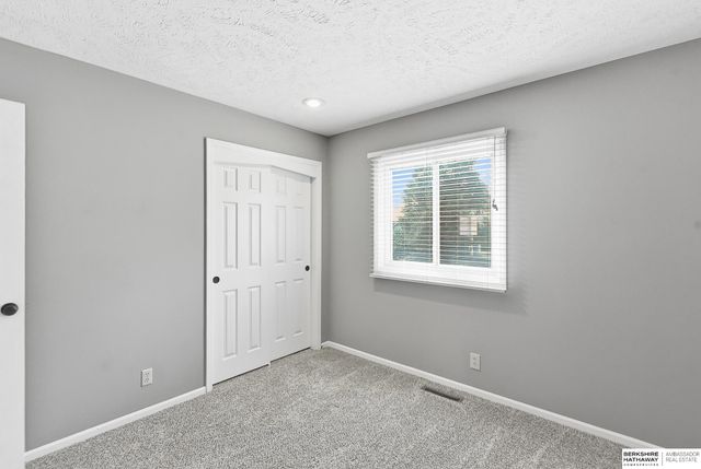 818 Redwood Lane, Papillion, NE 68046