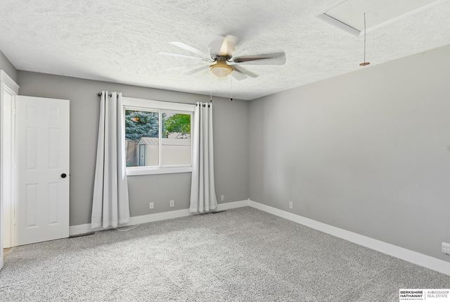 818 Redwood Lane, Papillion, NE 68046