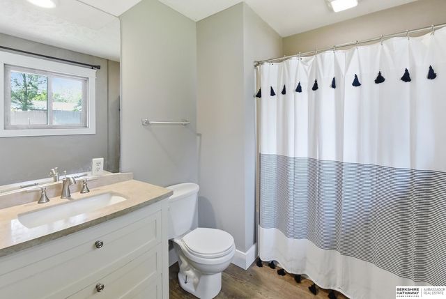 818 Redwood Lane, Papillion, NE 68046