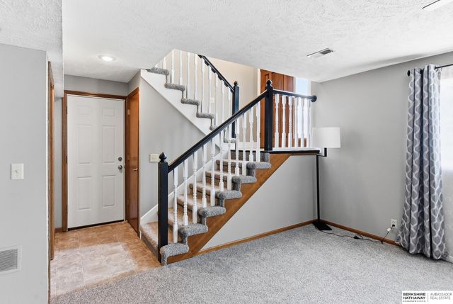 818 Redwood Lane, Papillion, NE 68046