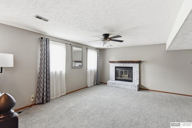 818 Redwood Lane, Papillion, NE 68046