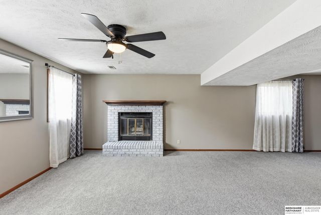 818 Redwood Lane, Papillion, NE 68046