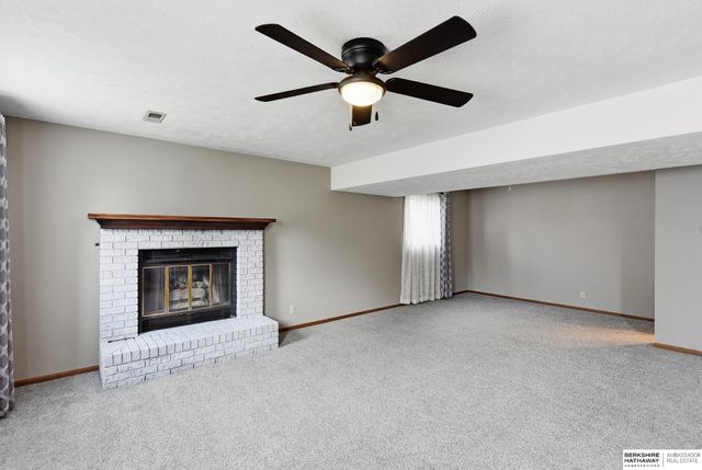 818 Redwood Lane, Papillion, NE 68046