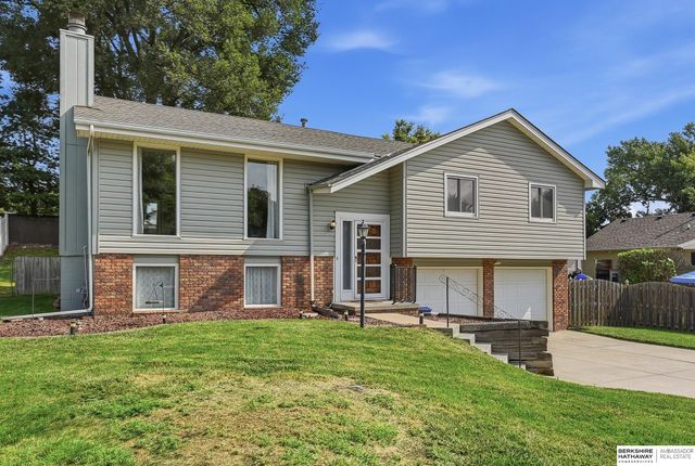 818 Redwood Lane, Papillion, NE 68046