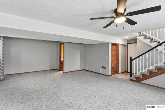 818 Redwood Lane, Papillion, NE 68046