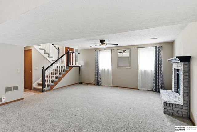818 Redwood Lane, Papillion, NE 68046
