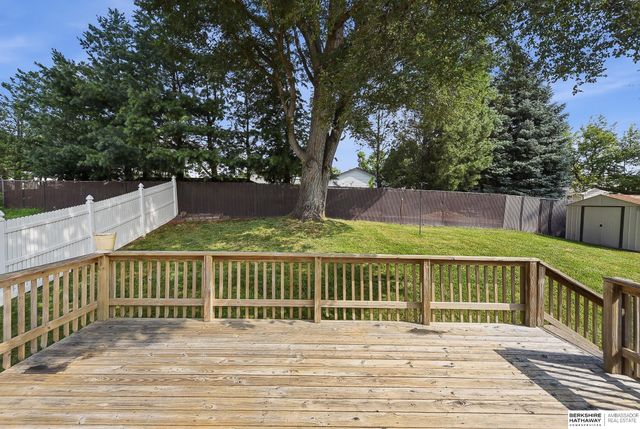 818 Redwood Lane, Papillion, NE 68046