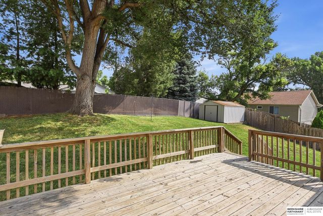 818 Redwood Lane, Papillion, NE 68046