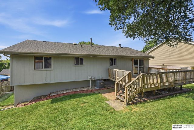 818 Redwood Lane, Papillion, NE 68046